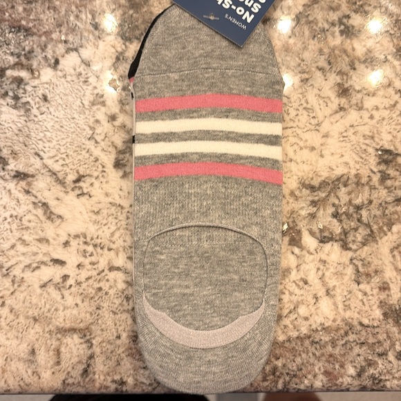 NWT Old Navy No-Show Sneaker Socks - Picture 2 of 5